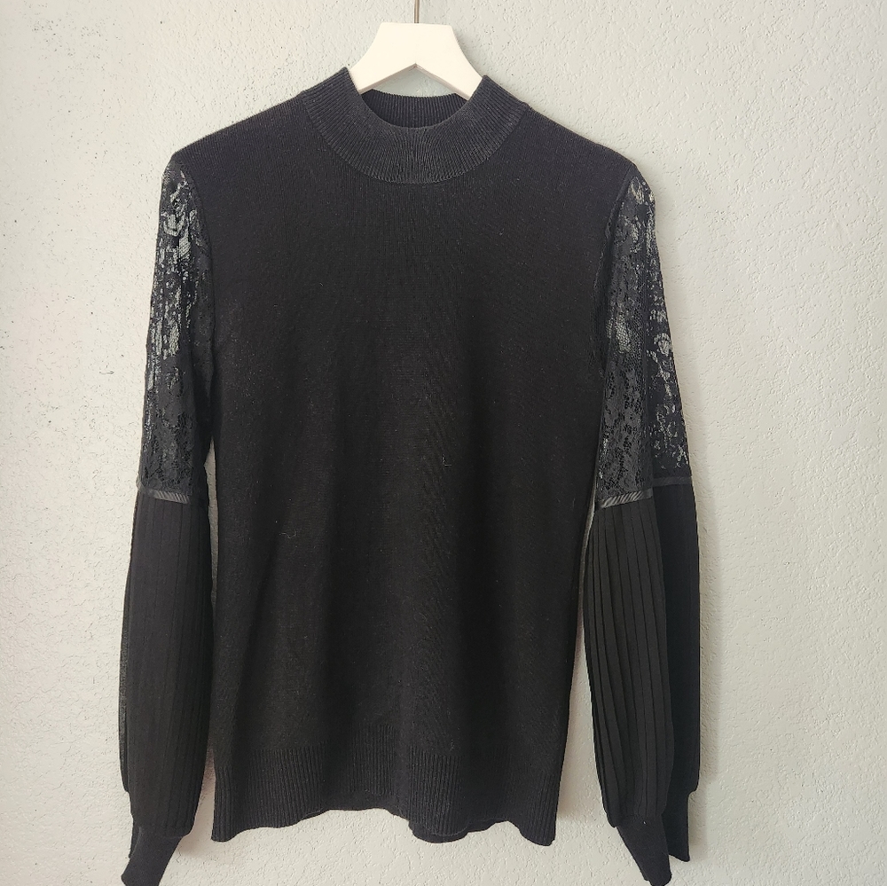 Accent sleeves top